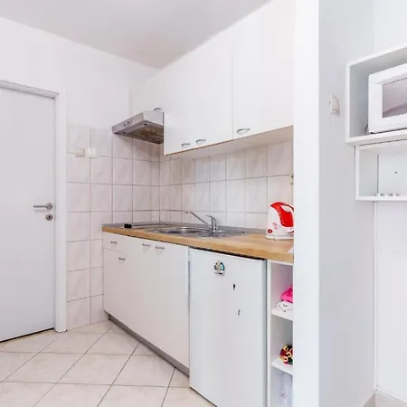 - Comfort One Bedroom F2 *